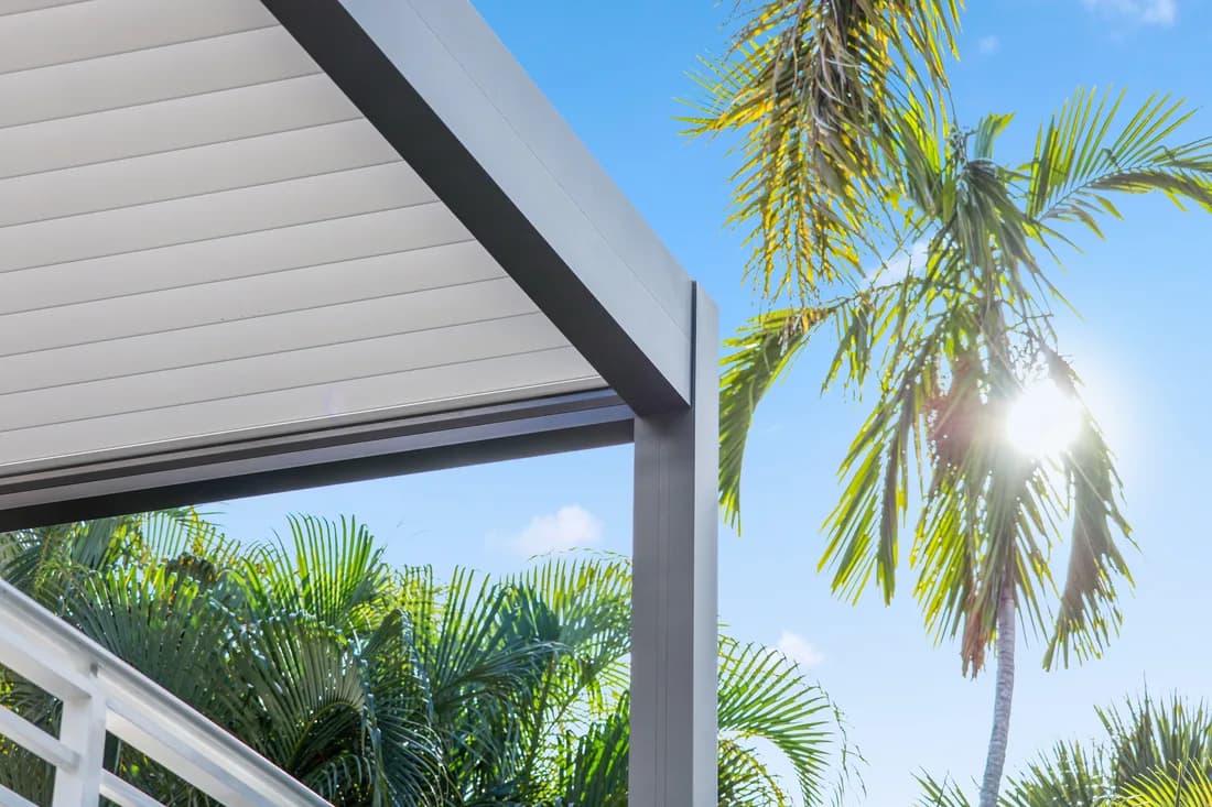 Corner detail of an Azenco Outdoor R-BLADE louvered pergola